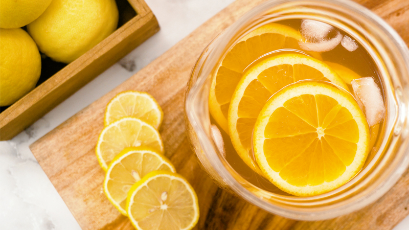 Chăm sóc da bằng cách uống cốc nước chanh mật ong mỗi ngày 