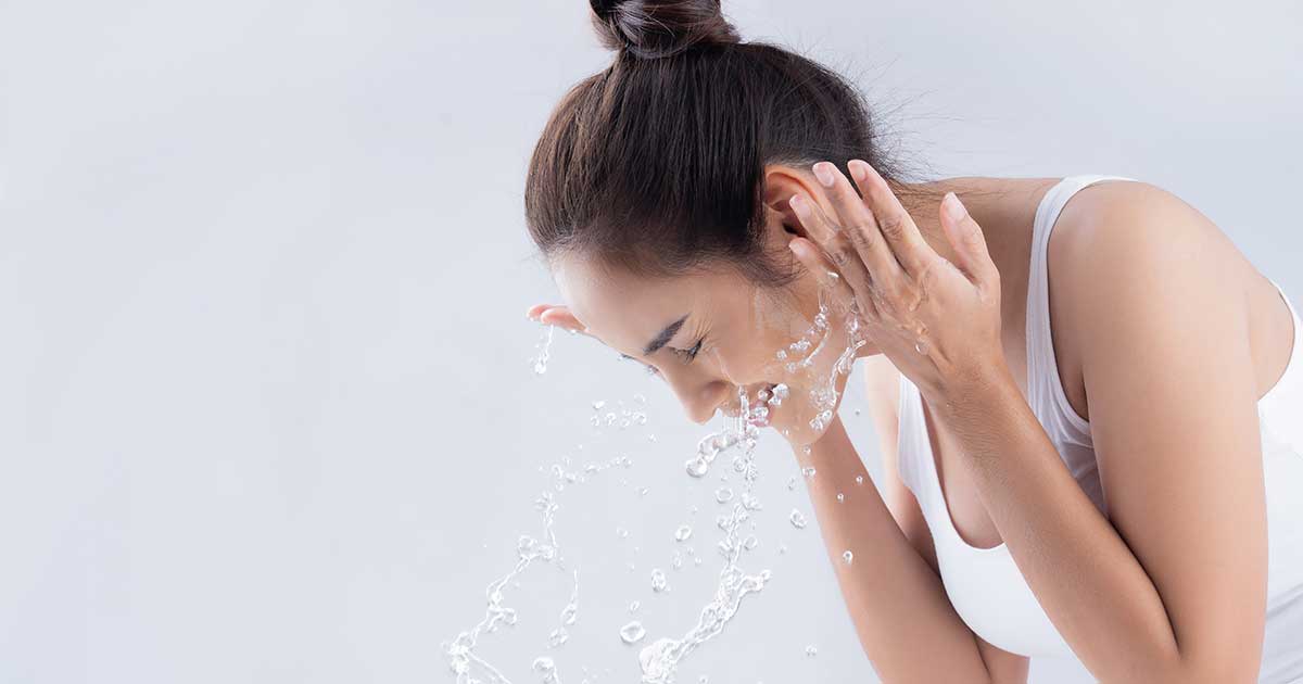 Chăm sóc mặt bằng cách vỗ nước lên da sau khi rửa mặt
