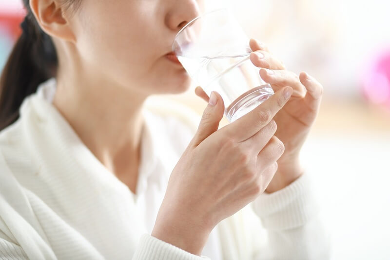 Uống đủ nước là là một trong những thói quen giúp da mặt đẹp